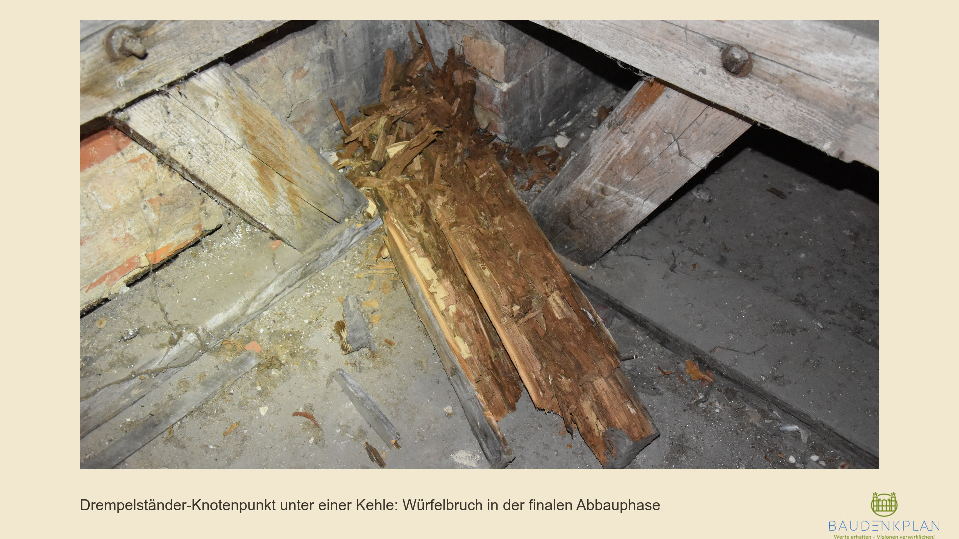 Drempelständer-Knotenpunkt unter einer Kehle mit würfelbrüchig zersetztem Holz in der finalen Abbauphase, Braunfäule durch Hausfäulepilz